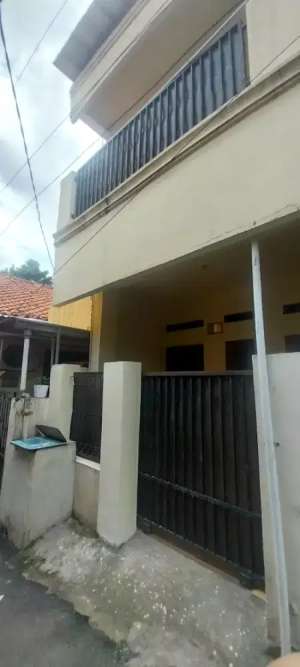 Dikontrakan Rumah 2 Lantai Bisa Bulanan atau Tahunan Khusus Muslim lokasi di Jakarta Timur, tersedia melalui melalui situs Olx