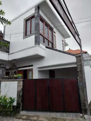 Dikontrakkan rumah 2 lantai lokasi di Tabanan Kab., tersedia melalui melalui situs Olx