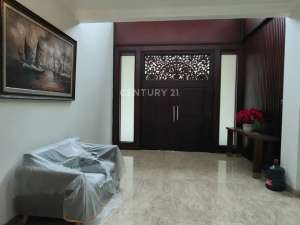 Disewa Rumah Mewah Taman Luas Dalam Komplek Dekat Ke Senayan lokasi di Jakarta Selatan, tersedia melalui melalui situs Olx