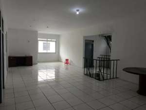 Disewakam Rumah Luas 2 Lantai di Mainroad BKR dkt Buah Batu lokasi di Bandung Kota, tersedia melalui melalui situs Olx