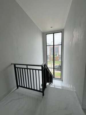 Disewakan Murah Rumah 8x15 Brand New Kuningan Village PIK2 lokasi di Jakarta Utara, tersedia melalui melalui situs Olx