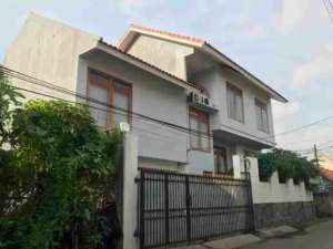 Disewakan rumah 2 lantai hoek di Radio dalam 7 kamar tidur, garasi 4 mobil lokasi di Jakarta Selatan, tersedia melalui melalui situs Olx