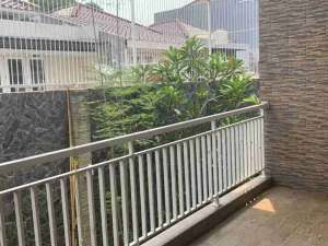 Disewakan Rumah 2 Lt 10 x 22 m2 di Green Court Cengkareng ada 41 kt 31 km semi furniture, hadap utara, carport 2 mobil, surveinego yuk lokasi di Jakarta Barat, tersedia melalui melalui situs Olx