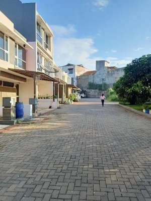 Disewakan Rumah 4 kmr , 2 lt, pasteur ,murah lokasi di Bandung Kota, tersedia melalui melalui situs Olx