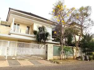 Disewakan Rumah BagusTerawat 2 Lantai Daerah Arjosari Malang lokasi di Malang Kota, tersedia melalui melalui situs Olx