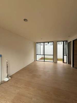 DISEWAKAN RUMAH CENDANA COVE LIPPO KARAWACI lokasi di Tangerang Kab., tersedia melalui melalui situs Olx