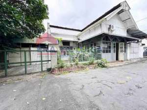 Disewakan Rumah dan Ruko Lokasi Ramai Usaha, Selangkah ke Pasar Besar. Alun-Alun kota Malang, Coxok Untuk Cafe, Kuliner atau Rumah Produksi lokasi di Malang Kota, tersedia melalui melalui situs Olx