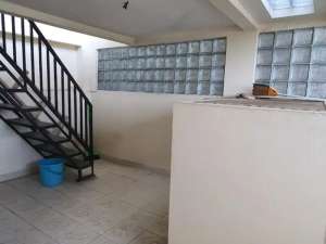 DISEWAKAN RUMAH DENGAN ROOFTOP DAN KITCHEN SET GOLF LAKE, CENGKARENG lokasi di Jakarta Barat, tersedia melalui melalui situs Olx