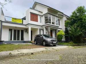 Disewakan rumah di bintaro permaidekat2 pintu tol arah bsd dan bogor lokasi di Jakarta Selatan, tersedia melalui melalui situs Olx