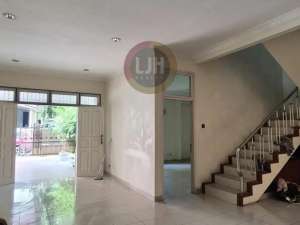 Disewakan Rumah di Janur Elok Kelapa Gading Jakarta Utara Jalan Lebar lokasi di Jakarta Utara, tersedia melalui melalui situs Olx