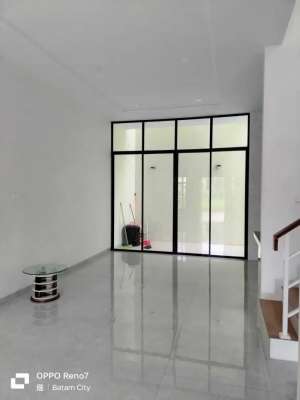 DISEWAKAN RUMAH GOLDEN CITY RESIDENCE, dkt PELABUHAN BENGKONG LAUT lokasi di Batam Kota, tersedia melalui melalui situs Olx