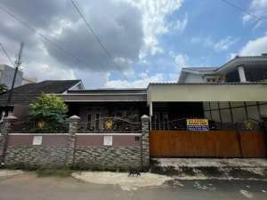 Disewakan rumah jalan demang lebar daun palembang lokasi di Palembang Kota, tersedia melalui melalui situs Olx