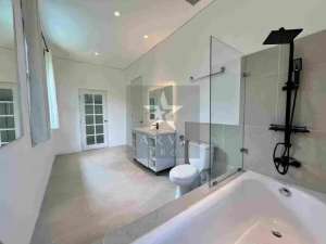 Disewakan Rumah Mewah 3 Lantai di kawasan SCBD Jakarta Selatan lokasi di Jakarta Selatan, tersedia melalui melalui situs Olx