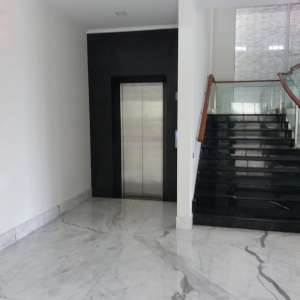 DISEWAKAN RUMAH MEWAH ADA KOLAM RENANG DI TANJUNG BUNGA lokasi di Makassar Kota, tersedia melalui melalui situs Olx