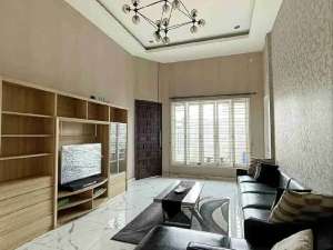 DISEWAKAN RUMAH MEWAH SEMI FURNISHED DI PERBATASAN JAKBAR JAKSEL lokasi di Jakarta Barat, tersedia melalui melalui situs Olx