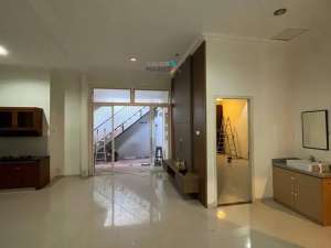 Disewakan Rumah Modern Semi Furnished di Araya Golf Malang lokasi di Malang Kota, tersedia melalui melalui situs Olx