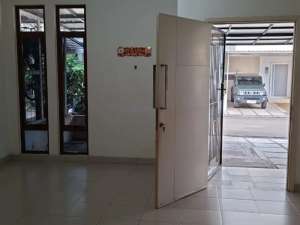 Disewakan Rumah Nyaman di Alamanda 015 lokasi di Jakarta Timur, tersedia melalui melalui situs Olx