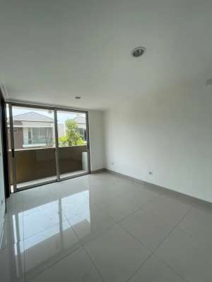 Disewakan rumah pik2 DANAU mewah 250m2 lokasi di Jakarta Utara, tersedia melalui melalui situs Olx