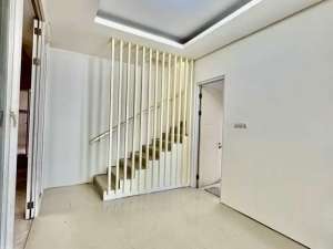 DISEWAKAN RUMAH ROYAL RESIDENCE 2LT 4KT SEMI FURNISH DEKAT TOL PAKUWON MALL lokasi di Surabaya Kota, tersedia melalui melalui situs Olx