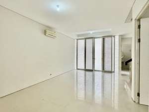 DISEWAKAN RUMAH ROYAL RESIDENCE 3KT SEMI FURNISH WIYUNG lokasi di Surabaya Kota, tersedia melalui melalui situs Olx