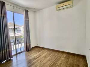 DISEWAKAN RUMAH ROYAL RESIDENCE SEMI FURNISH SIAP HUNI 2KT WIYUNG lokasi di Surabaya Kota, tersedia melalui melalui situs Olx