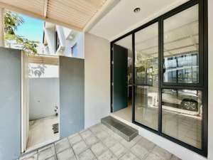 DISEWAKAN RUMAH SERENADE ROYAL RESIDENCE 2KT 2LT KOSONGAN DEKAT TOL lokasi di Surabaya Kota, tersedia melalui melalui situs Olx