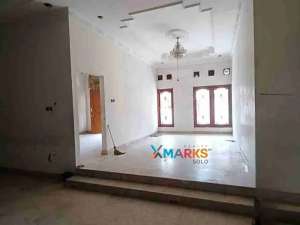 Disewakan Rumah Tengah Kota Cocok Untuk Kantor, Klinik, Kursus atau Usaha Lain, Hanya 1 menit dari Solo Grandmall lokasi di Surakarta Kota, tersedia melalui melalui situs Olx