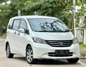 Jual bekas DP 9 jt Honda Freed PSD Matic 2011 AC Digital Antik Spt Baru,lokasi di Semarang Kota