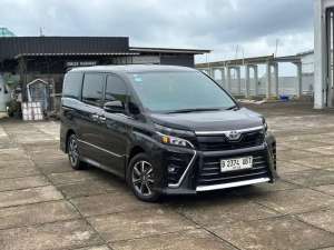 Jual bekas dp10jtrecord Toyota Voxy AT Hitam Putih 2018 2017 2019,lokasi di Jakarta Barat