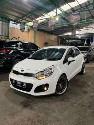 Jual bekas dp19jt Kia Rio 1.4 SE AT 2012 MATIC 2013 mt rs manual 5 door jazz,lokasi di Bandung Kota