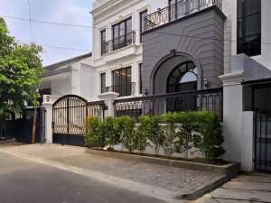 For Sale Brand New American Classic House Pakubuwono Kebayoran Baru lokasi di Jakarta Selatan, tersedia melalui melalui situs Olx