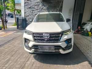 Jual bekas Fortuner VRZ GR Sport 2.4 Diesel Matic 2021 istimewa low km,lokasi di Surabaya Kota