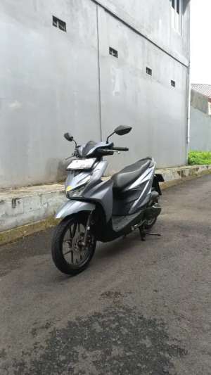 Jual bekas Harga Cash Beat deluxe CBS ISS 2025 , warna silver,lokasi di Bogor Kota