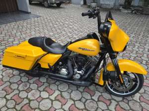 Jual bekas Harley Street Glide Kuning,lokasi di Surabaya Kota