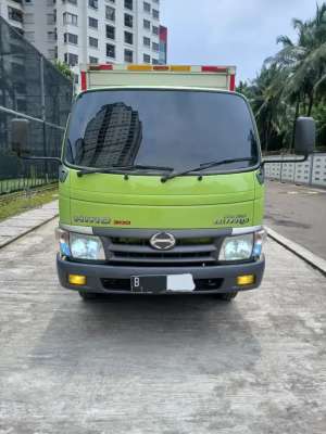 Jual bekas Hino dutro 300 engkel box 110 SD 2016 tangan 1 full ori low km 85 ribu,lokasi di Jakarta Pusat
