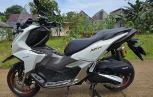 Jual bekas HONDA ADV 160 bonus body cadangan Terima TT White Doff km rendah mulus,lokasi di Depok Kota