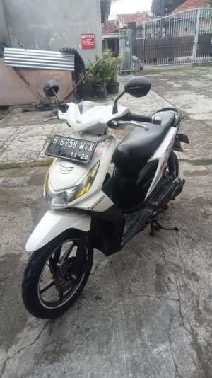 Jual bekas Honda beat 2011 lengkap hidup halus,lokasi di Tangerang Selatan Kota