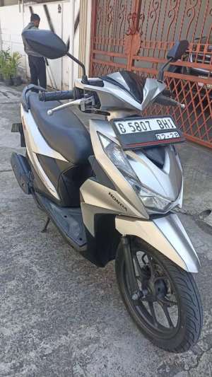 Jual bekas Honda beat deluxe CBS ISS tahun 2023.,lokasi di Jakarta Barat