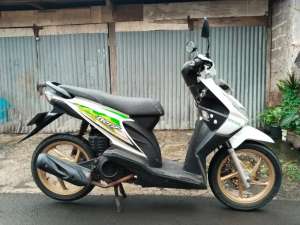 Jual bekas HONDA BEAT KARBU 2011 SS KOMPLIT MESIN BODY OK TINGGAL GAS AJA,lokasi di Jakarta Selatan