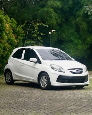 Jual bekas Honda Brio 1.3 e CBU Thailand Matic 2012 putih tangan 1 low odo murah,lokasi di Jakarta Barat