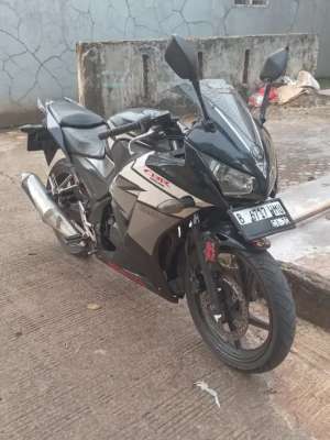 Jual bekas Honda CBR 150 R tahun 2015 plat B bnten pajak of 2021 lengkap,lokasi di Bogor Kab.