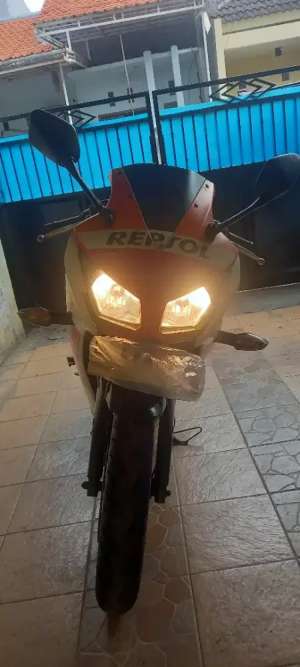 Jual bekas Honda cbr 2014 old livery repsol terawat,lokasi di Surabaya Kota