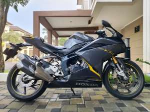 Jual bekas Honda CBR 250 RR ABS Abu Abu List Kuning KM 10.xxx 2016,lokasi di Bandung Kota