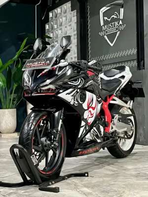 Jual bekas HONDA CBR 250RR ABS KABUKI 2017 - Chintia Mustika,lokasi di Malang Kota