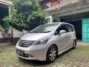 Jual bekas HONDA FREED E 2010 PAJAK HIDUP PANJANG pcd avanza innova sienta,lokasi di Surabaya Kota