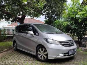 Jual bekas HONDA FREED E PSD 2010 TIPE TERTINGGI pcd sienta serena innova brv,lokasi di Surabaya Kota
