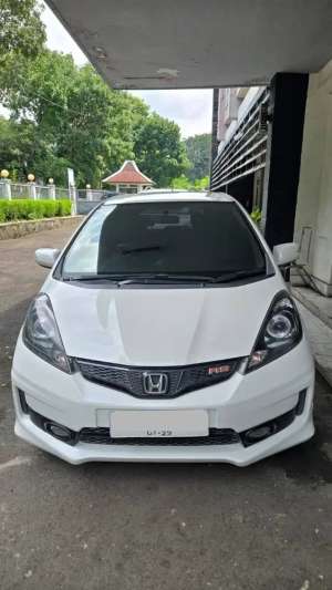 Jual bekas HONDA JAZZ PUTIH 2013 KM RENDAH,lokasi di Bandung Kota