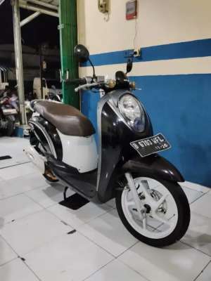 Jual bekas honda scoopy karbu 2011 pajak hidup,lokasi di Tangerang Kota
