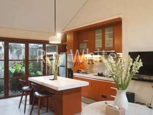 House for SaleLeasehold -Charming Villa in Padonan, Near BerawaBatu Bolong, Canggu - Modern ComfortTranquil Garden lokasi di Kediri Kota, tersedia melalui melalui situs Olx