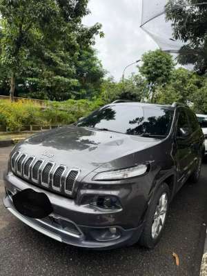 Jeep Cherokee Limited lokasi di Jakarta Utara, tersedia melalui melalui situs Olx